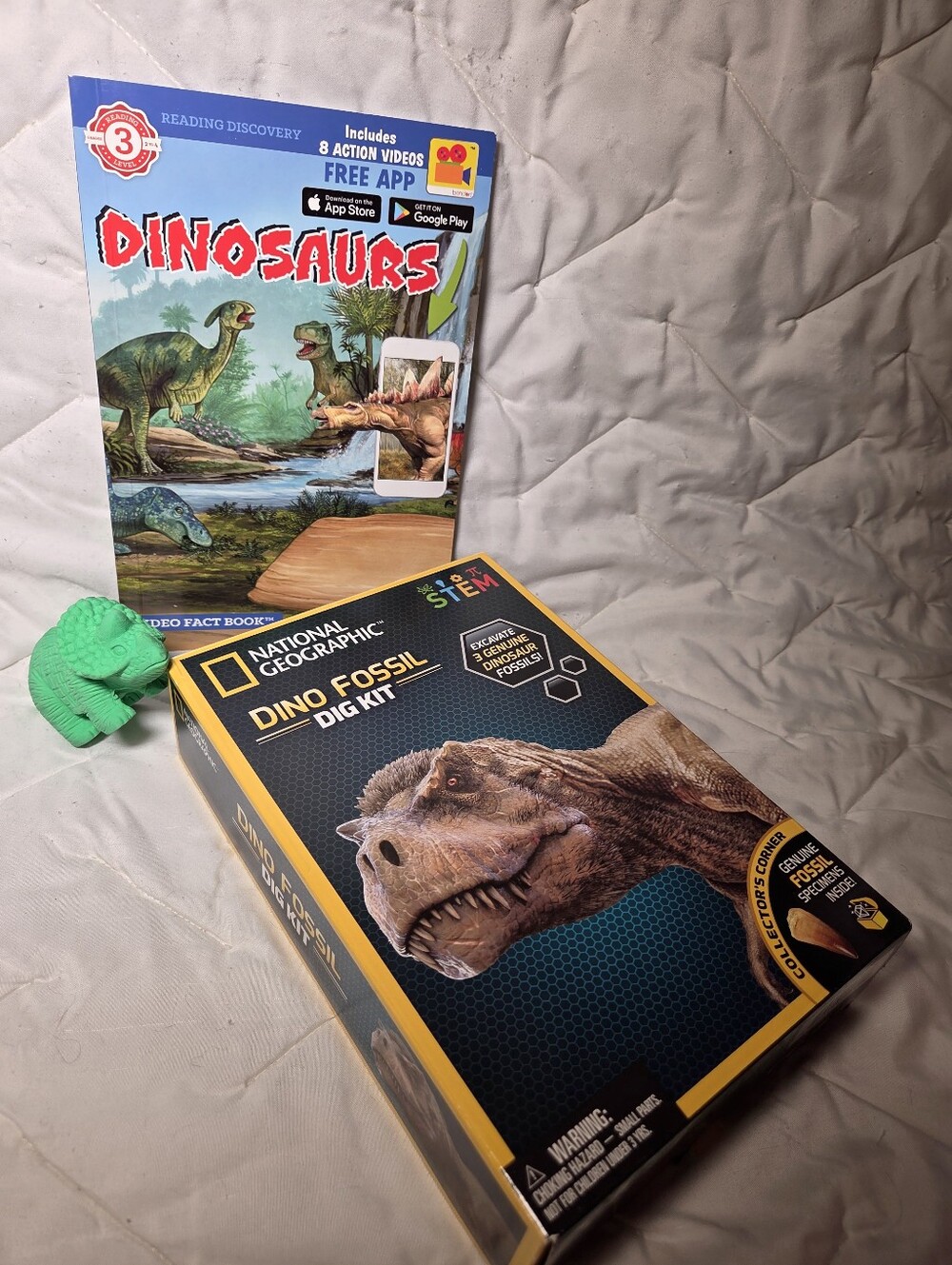 National Geographic Dinosaur Fossil Dig STEM Kit Book Jumbo Eraser Set